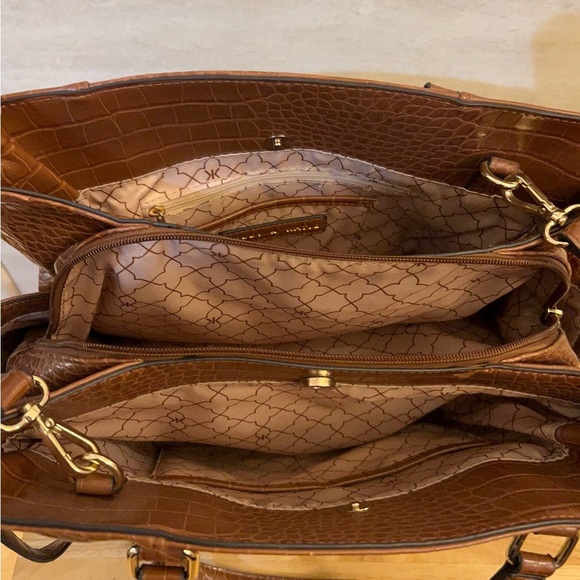 Kelly & Katie Chic Brown Faux Leather Crocodile-Embossed Texture Shoulder Bag - Picture 7 of 16